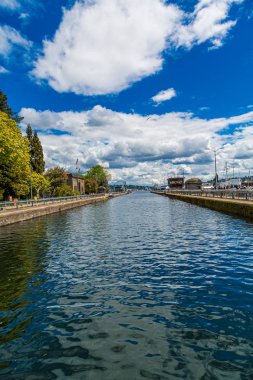 Ballard Mesafeler dikey içine Kilitler