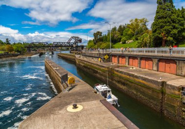 Kilitlerden Geçen Küçük Tekne
