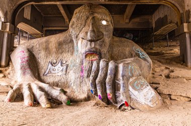 Grafitti üzerinde Köprü altında Troll