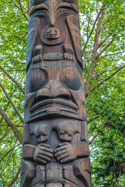 Totempole v parku — Stock fotografie