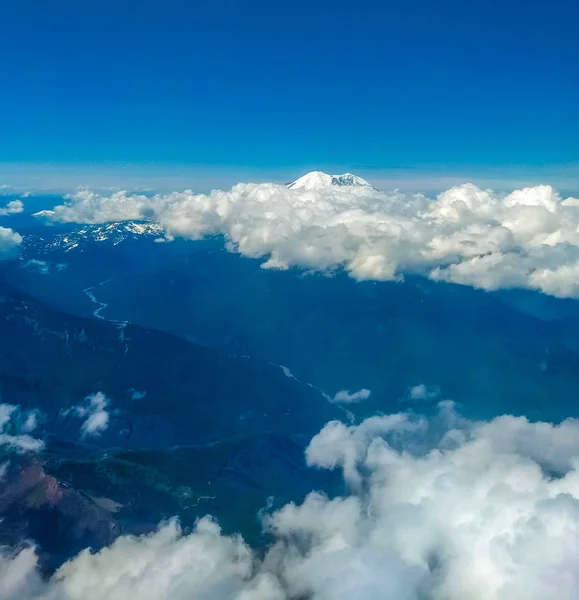 Mt Ranier Bulutların Ötesinde Mesafe — Stok fotoğraf