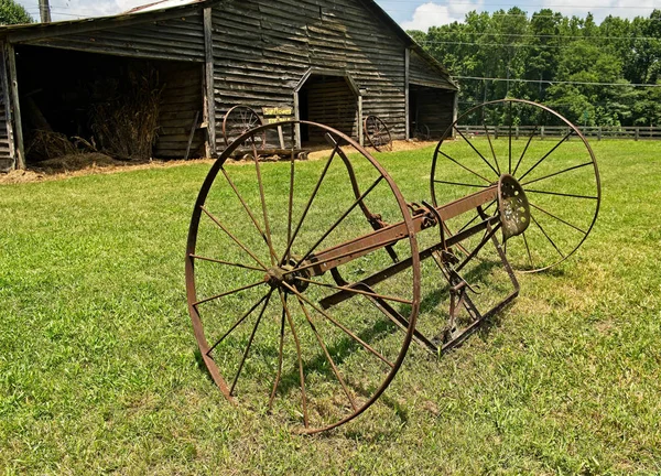 Rusty Plow by Barn — Stock Photo, Image