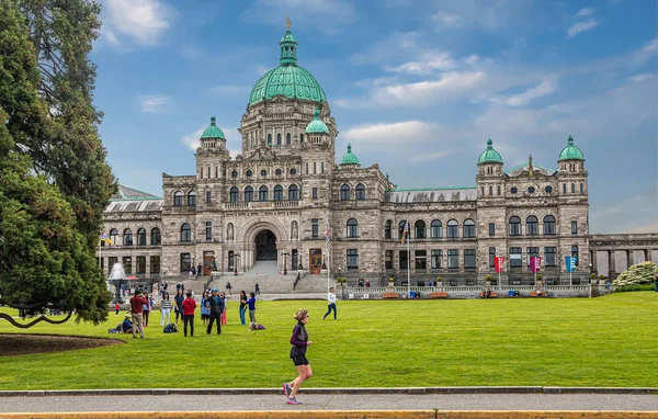 Running Past Victoria Parliament — Stock Photo, Image