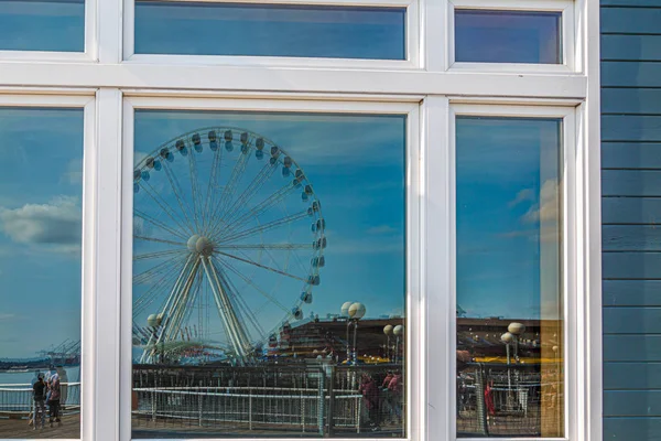 Ruota panoramica riflessa nella finestra — Foto Stock