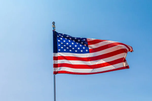 Flagge entfaltet sich im Wind — Stockfoto
