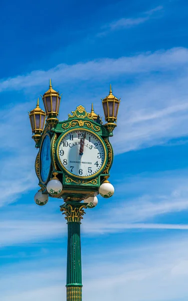 Украшенные зеленые часы на голубом небе — стоковое фото