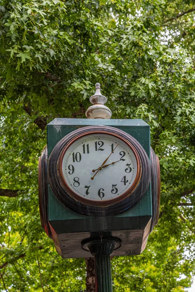 Oude ouderwetse klok — Stockfoto