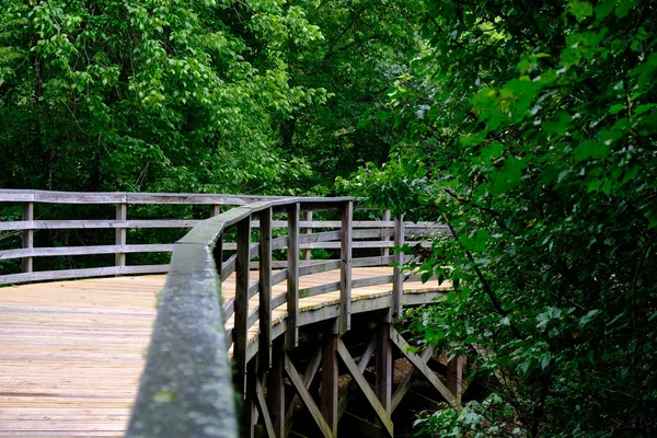 Ponte pedonal de madeira velha — Fotografia de Stock