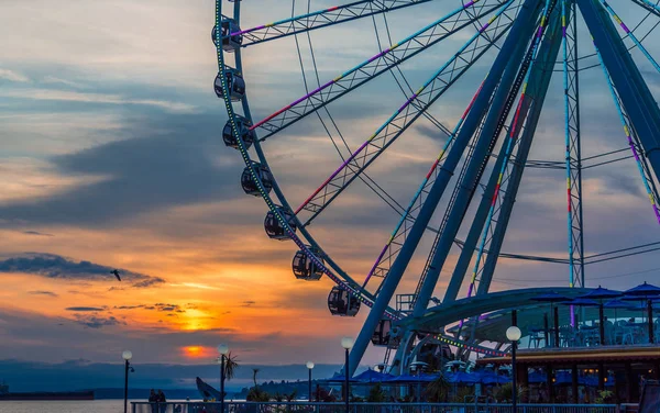 Grande roue au coucher du soleil — Photo