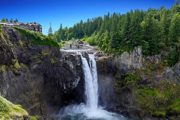 Snoqualmie cai sob céus azuis — Fotografia de Stock