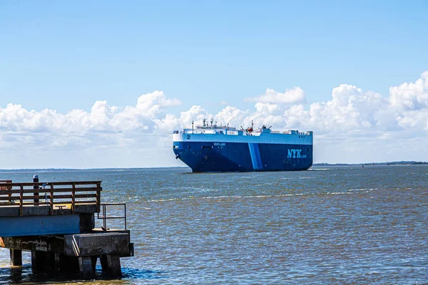 Carrier schip in de buurt van Brunswick — Stockfoto