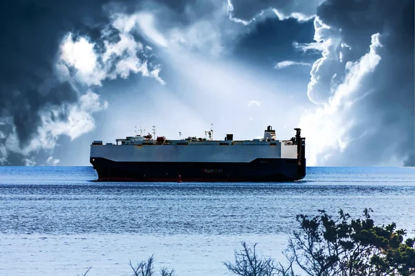 Carrier schip in de buurt van Brunswick — Stockfoto