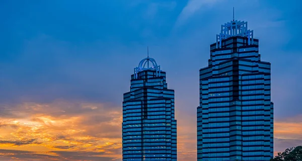 Duas torres ao nascer do sol — Fotografia de Stock