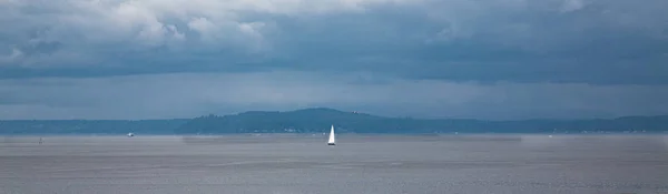 灰色の日の白い帆 — ストック写真