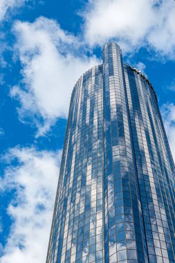 Gökyüzü ve Bulutlar Yansıtıldı