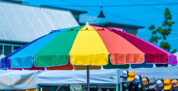 Färgglada paraply på marknaden — Stockfoto