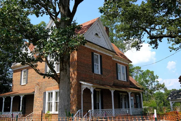 Oude huis en eiken boom — Stockfoto