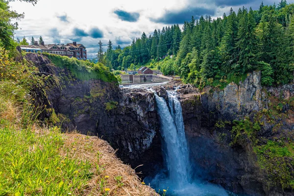 Falésias ao longo de quedas de Snoqualmie — Fotografia de Stock