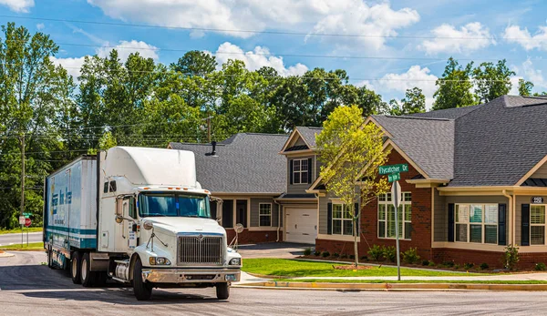 Moving van bij New Townhomes — Stockfoto