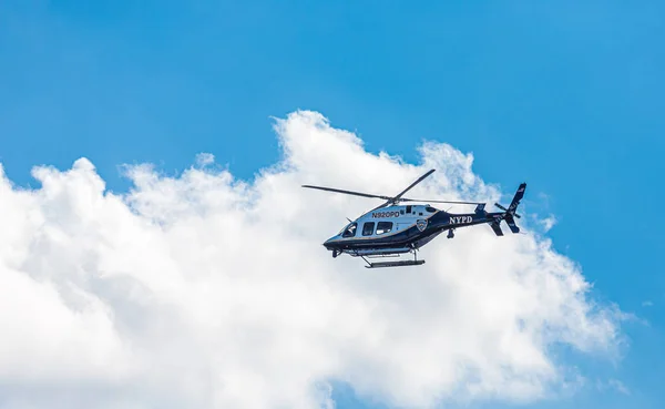 Полицейский вертолет в полете — стоковое фото