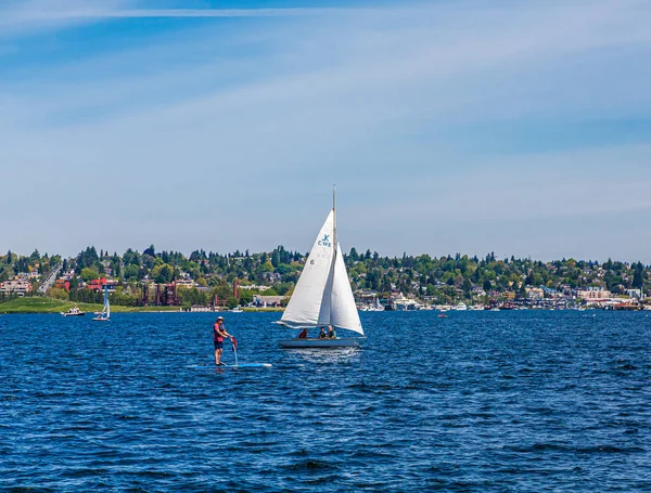 Paddleboard och segelbåt på Lake Union — Stockfoto