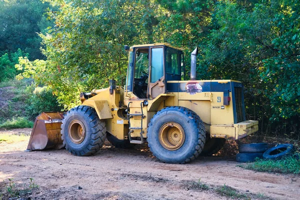 Yancey bulldozer på kanten av Woods — Stockfoto