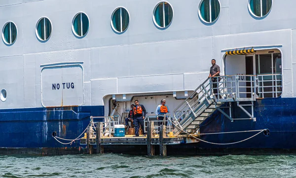 Équipage d'arraisonnement sur navire de croisière — Photo