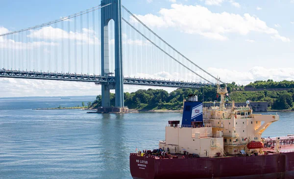 Ns Lotus på Verrazano Bridge — Stockfoto