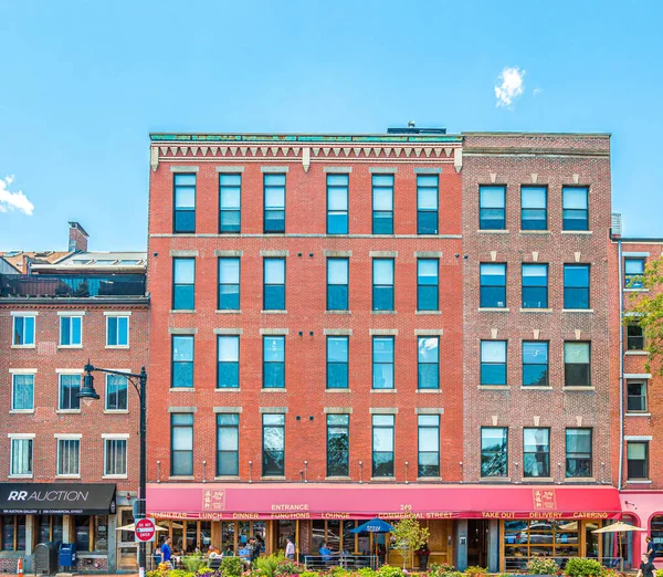 Alte wohnung aus rotem ziegel in boston — Stockfoto