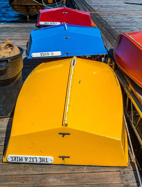 Žluté modré a červené čluny — Stock fotografie