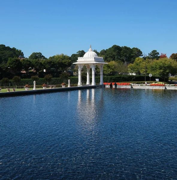 Reflekterande pool vid Hinduiskt tempel — Stockfoto