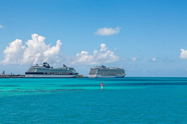Due navi da crociera al cantiere navale Bermuda — Foto Stock
