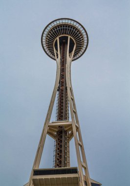 Bulutlu Günde Uzay İğnesi