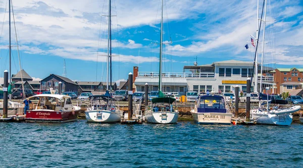 Fem segelbåtar i Newport — Stockfoto