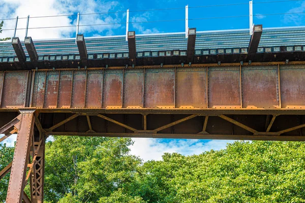 Roestige spoorwegbrug — Stockfoto