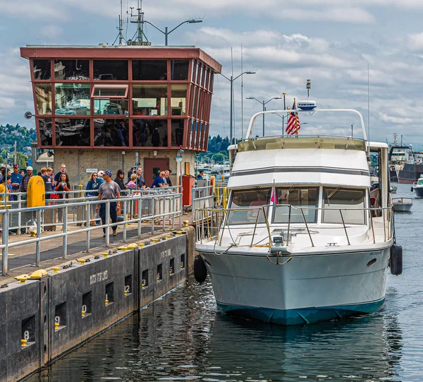 Cabin Cruiser i Ballard lås — Stockfoto