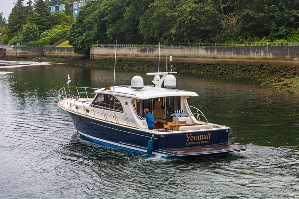 Cabin Cruiser in Ballard Locks — Stockfoto