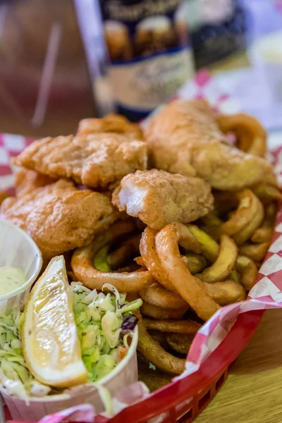 튀긴 생선 한 바구니와 감자튀김 — 스톡 사진