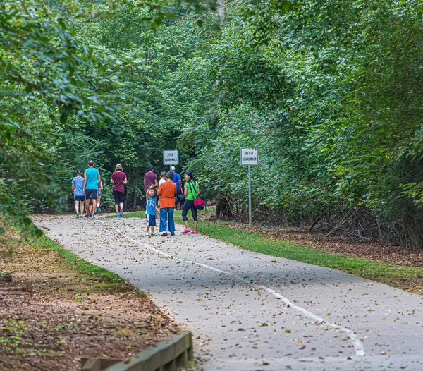 Families Walking on Trail — Stock Photo, Image