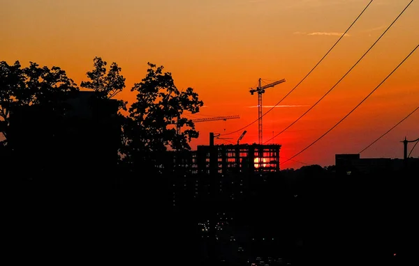 Sonnenaufgang durch Bau — Stockfoto