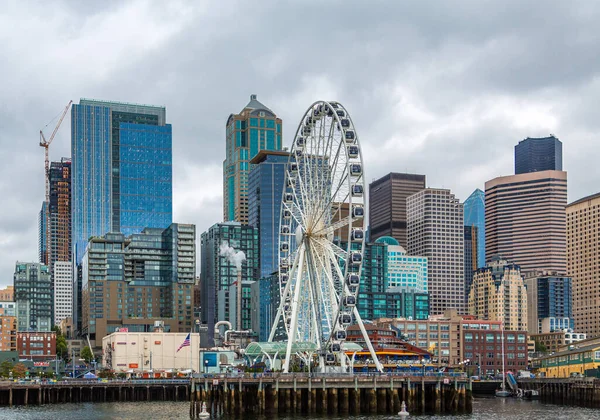 Great Wheel and Seattle Skyline — стоковое фото