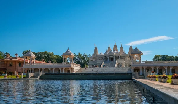 Templo hindú a través del estanque reflectante — Foto de Stock