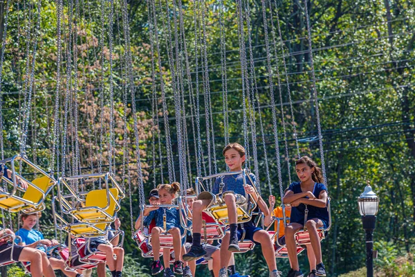 Παιδιά στο Swing Ride — Φωτογραφία Αρχείου