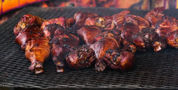 Smokey Turkey Benen op een grill — Stockfoto