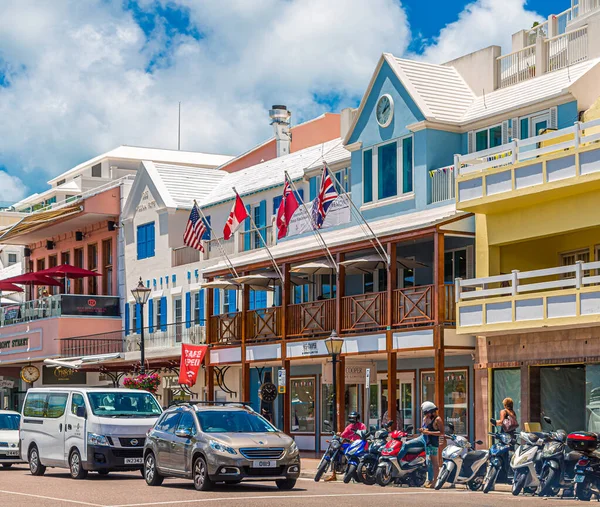 Ciclomotori parcheggiati nei negozi Bermuda — Foto Stock