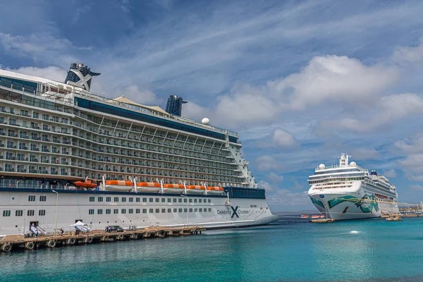 Twee cruiseschepen op Bonaire — Stockfoto