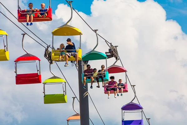 Familie Plezier op Skylift — Stockfoto