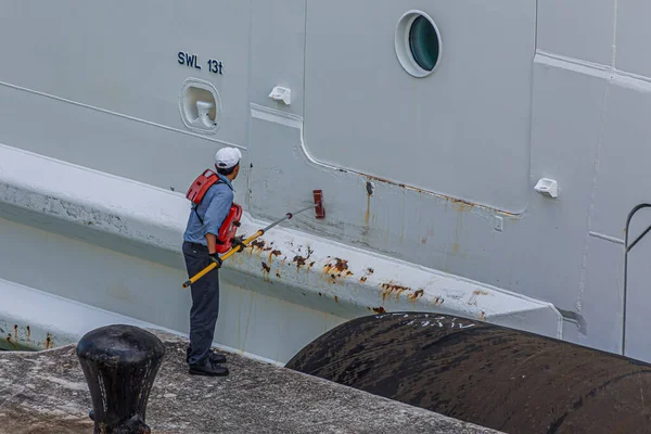 Arbeiter schrubben Schiff — Stockfoto