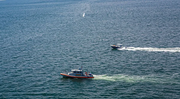 Küstenwache und Fischerboot — Stockfoto