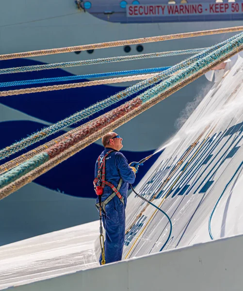 Arbeiter wäscht Kreuzfahrtschiff — Stockfoto